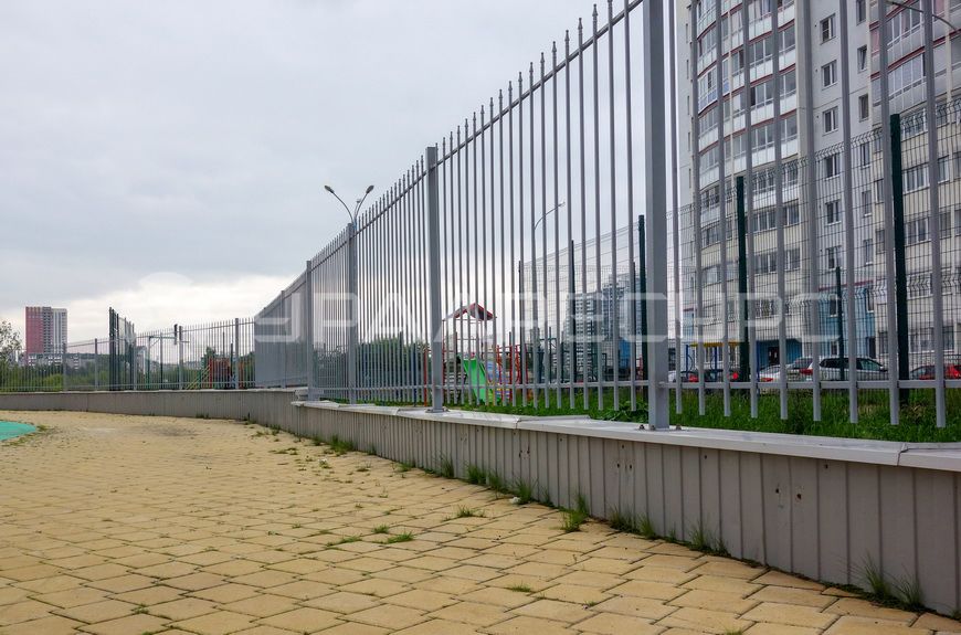 Благоустройство территории ТСЖ сварным ограждением